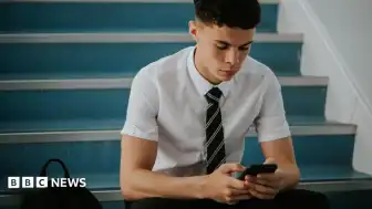 İngiltere'de Okullarda Akıllı Telefon Yasağı Yürürlüğe Giriyor