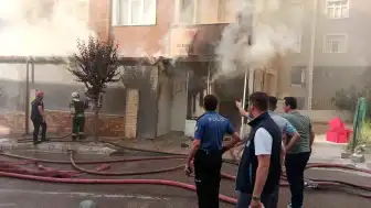 Kocaeli'de Yumurta Dükkanında Çıkan Yangına İş Makinesiyle Müdahale Edildi