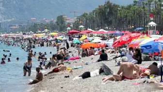 Antalya'da Sıcaklıklar 39 Dereceye Ulaştı: Sahillerde Yoğunluk Gözlendi