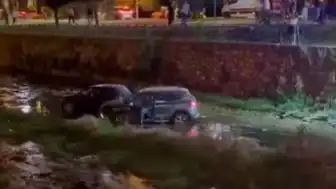 Bursa Osmangazi'de zincirleme trafik kazası: 2 otomobil dereye savruldu
