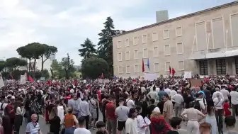 Arnavutluk'ta Lüks Resort Planına Kitlesel Protestolar