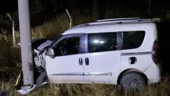 Keşan'da Aydınlatma Direğine Çarpan Otomobilde Alkol Tespit Edildi