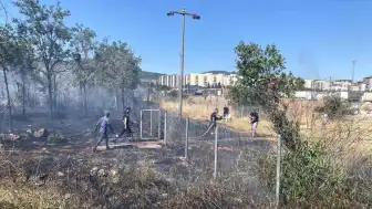 Kocaeli Körfez'de saman yüklü tırın römorkunda yangın çıktı