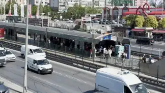 Beylikdüzü Metrobüs Durağında Bıçaklı Kavga: Bir Kişi Hayatını Kaybetti, Baba ve Oğlu Gözaltında