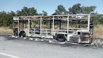 Eskişehir'de seyir halindeki belediye otobüsü yanarak kullanılamaz hale geldi