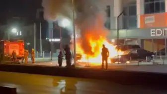 Bakırköy'de 4 Otomobil Kundaklama Şüphesiyle Yandı: Yaklaşık 50 Milyon TL Zarar
