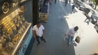 Van'da Cumhuriyet Caddesi'nde Bina Cephesinden Beton Parçaları Düştü, Paniğe Neden Oldu