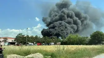 Denizli'de Kauçuk Fabrikasında Yangın: İtfaiye Ekipleri Müdahale Ediyor