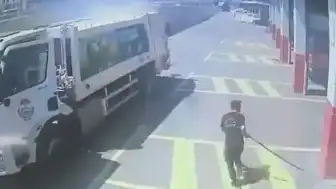 Yalova'da Seyir Halindeki Çöp Kamyonunda Çıkan Yangın İtfaiye İstasyonunda Söndürüldü