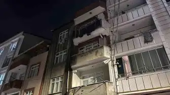 Esenyurt'ta 3 Katlı Binanın Çatısında Yangın Çıktı