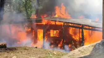 Hizan'da kereste atölyesinde çıkan yangın ev ve mezarlığa sıçradı