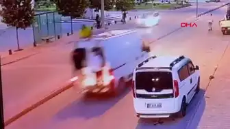 Konya'da Minibüs Üzerinde Tehlikeli Yolculuk Kamerada