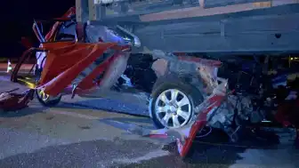 Tokat-Turhal Karayolu'nda Trafik Kazası: Otomobil Tırın Dorsesine Çarptı