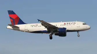 ABD'nin 250. Yıl Kutlamaları Sırasında Chicago'ya İnen Delta Air Lines Uçağına Havai Fişek Çarptı