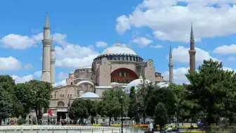 İstanbul Ayasofya'da İncil okuyan iki Rus vatandaşının gözaltına alındığı iddia edildi