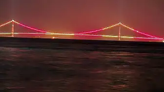 1915 Çanakkale Köprüsü Galatasaray'ın Şampiyonluğu İçin Sarı-Kırmızıya Büründü
