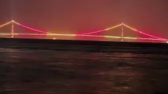 1915 Çanakkale Köprüsü Galatasaray'ın Şampiyonluğu İçin Sarı-Kırmızıya Büründü