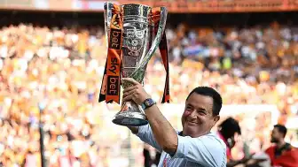 Acun Ilıcalı, Hull City'nin Premier Lig'e Yükselmesiyle Wembley'de Kupayı Kaldırdı