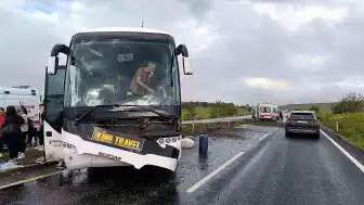 Aksaray'da Tur Otobüsü Refüje Çarptı: 16 Yaralı