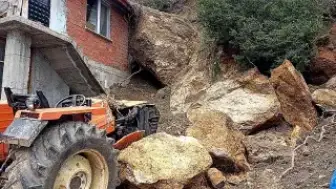 Amasya'da Heyelan: Kaya Parçaları Ev ve Traktörün Üzerine Düştü