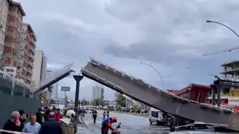 Ankara'da Damperi Açık Kamyon Üst Geçidi Yıktı: 3 Yaralı