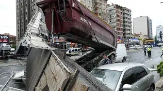 Ankara'da Damperi Açık Tır Üst Geçide Çarptı: 3 Yaralı