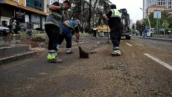 Ankara'da Şiddetli Rüzgar Nedeniyle İki Araç Hasar Gördü