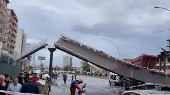 Ankara'da Üst Geçide Çarpan Kamyon Yıkıldı: 3 Yaralı