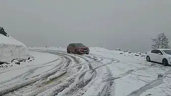 Artvin'de Yaz Öncesi Kar Sürprizi: Ulaşım Aksadı, Mahsur Kalanlar Kurtarıldı