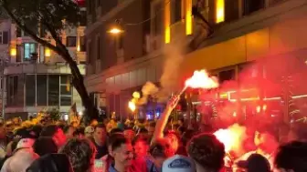 Aston Villa Taraftarları İstanbul'da Şampiyonluğu Coşkuyla Kutladı