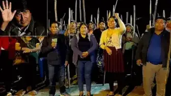 Bolivya'da Morales'in Kaçırılacağına Dair Söylentiler Üzerine Halk Konutunun Çevresinde Barikat Kurdu