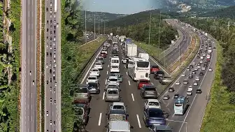 Bolu Geçişinde Bayram Dönüşü Trafik Yoğunluğu: İstanbul Yönüne Ağır Vasıta Kısıtlaması