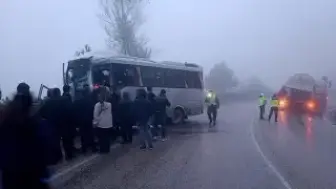 Bolu'da Sisli Yolda Tanker ve Minibüs Çarpıştı: 3 Ağır Yaralı