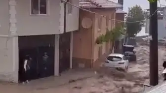 Bursa'da Şiddetli Sağanak Sele Neden Oldu: Evleri Su Bastı, Çatı Çöktü