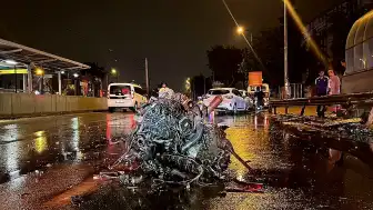 Bursa'da Trafik Kazası: 1'i Ağır 2 Yaralı, Araç Motoru Yerinden Koptu