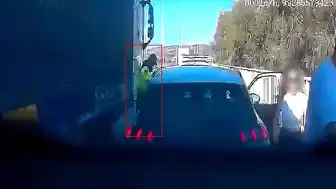 Çeşme'de Jandarma Personeli Tır ile Otomobil Arasında Sıkıştı: Ölümden Döndü