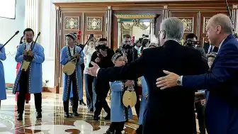 Cumhurbaşkanı Erdoğan'a Kazakistan'da Dombra Sürprizi