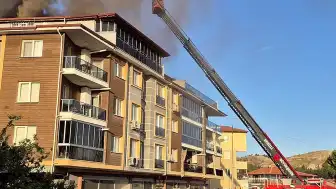 Denizli'nin Pamukkale İlçesinde Apartman Çatısında Yangın Çıktı