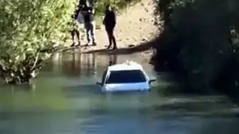Dicle Nehri Kenarında Park Edilen Otomobil Sular Altında Kaldı