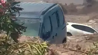 Doğu Akdeniz'de Sağanak Afet Yarattı: Caddeler Su Altında Kaldı, Araçlar Zarar Gördü
