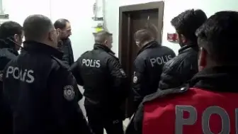 Erzurum'da 17 Yaşındaki Y.A.Y., Anneannesini Bıçaklayıp Rehin Aldı