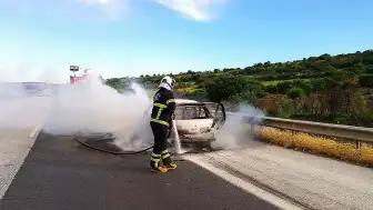 Gaziantep'te Seyir Halindeki Otomobil Alevlere Teslim Oldu