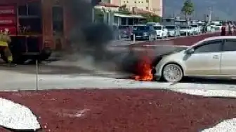 Hatay'ın Samandağ İlçesinde Seyir Halindeki Otomobil Alevlere Teslim Oldu