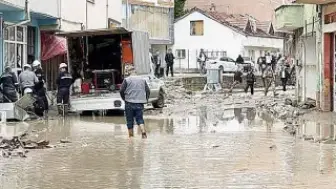 Havza'da Sel Felaketi: 12 Kişi Hafif Yaralandı, Eğitime Ara Verildi