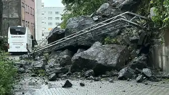 Hopa'da Heyelan: Dev Kayalar Sokağı Kapattı, Trafik Durdu