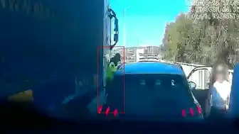 İzmir-Çeşme Otoyolu'nda Jandarma Personeli Tır Tarafından Sıkıştırıldı