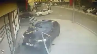 Kocaeli'de Sürücüsünün Kontrolünü Kaybettiği Otomobil İş Yerine Girdi