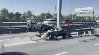 Küçükçekmece'de Trafiği Etkileyen Kaza: Otomobil Takla Attı