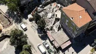 Küçükçekmece'de Yıkım Sırasında Bina Çöktü, Bitişik İş Yeri Zarar Gördü