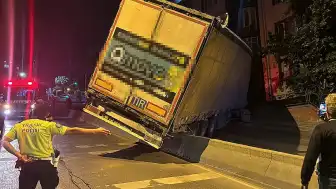 Küçükçekmece'de Yokuş Çıkan Tır Geri Kayarak Sitenin Çitlerine Çarptı
